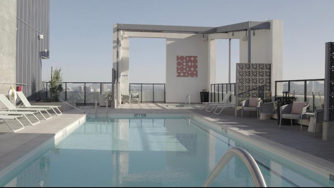 Couples Getaway Highrise Dwntown Phx Skyline Views Apartment Финикс Екстериор снимка